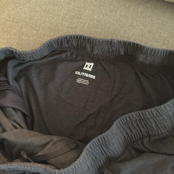 Men’s Under Armor Shorts - Picture 3 of 3